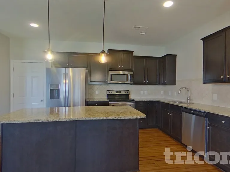 1048 Silverberry St — Photo 4