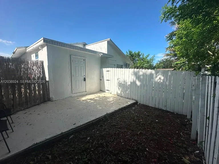 655 NW 2nd St #A — Photo 6
