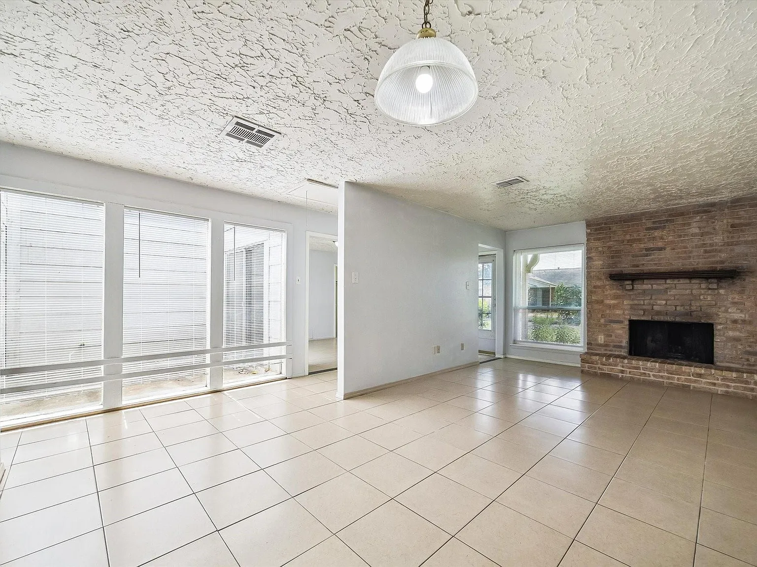 3 bed, 2.0 bath, 1269 sqft, $1,650 — Photo 3
