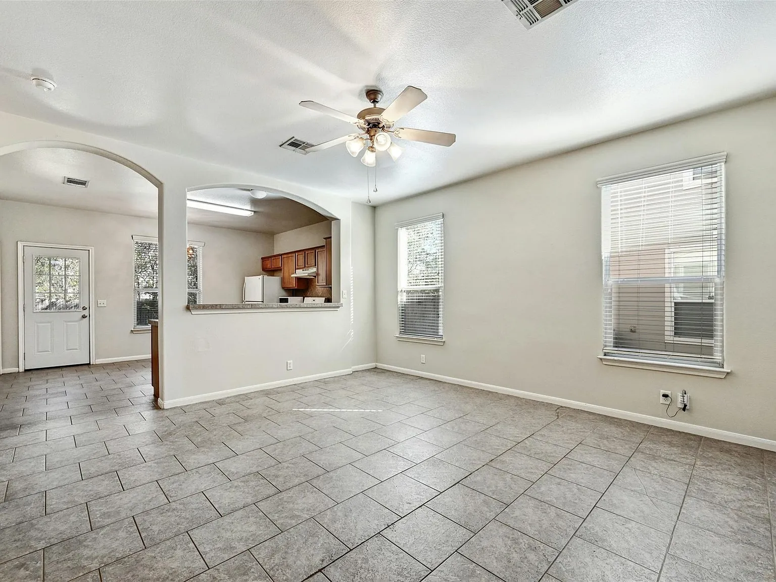 3 bed, 2.5 bath, 1550 sqft, $1,850 — Photo 3