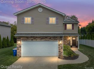 70 Fountain Park Dr, Waterford, MI 48327