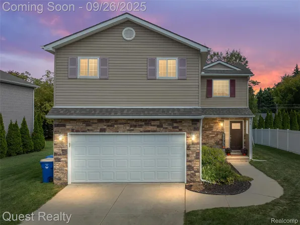 70 Fountain Park Dr, Waterford, MI 48327