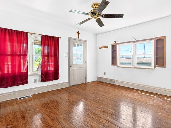17th image of 335 Taylor Ave