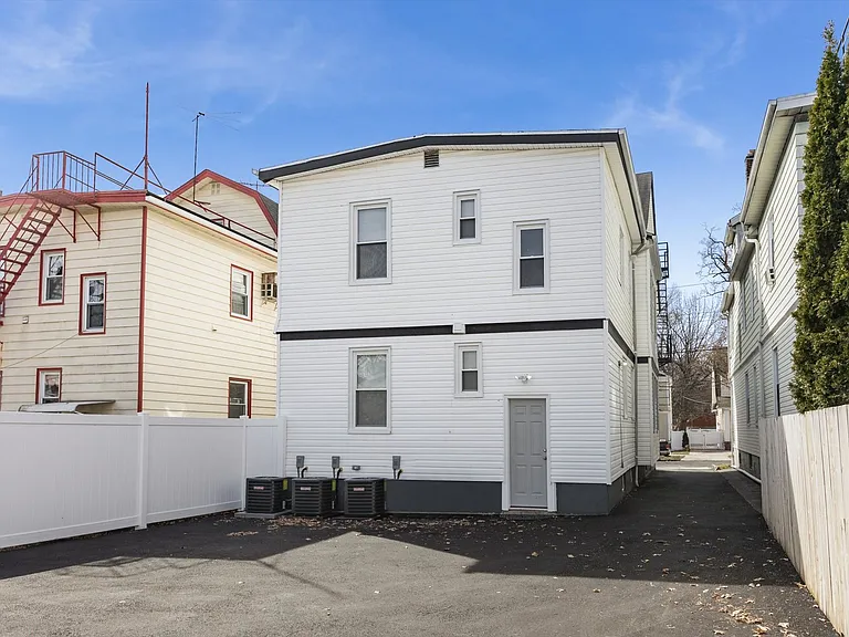 The Regis at Bloomfield — Photo 26