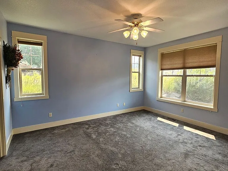 1082 SE Yarrow Ave — Photo 4