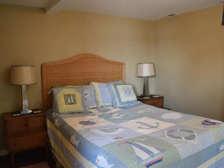Lower Level 3rd bedroom--Queen size