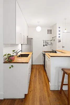Sold by Realty Collective | media 6