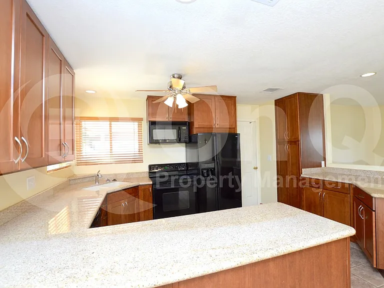 5019 E Laurel Ln — Photo 6