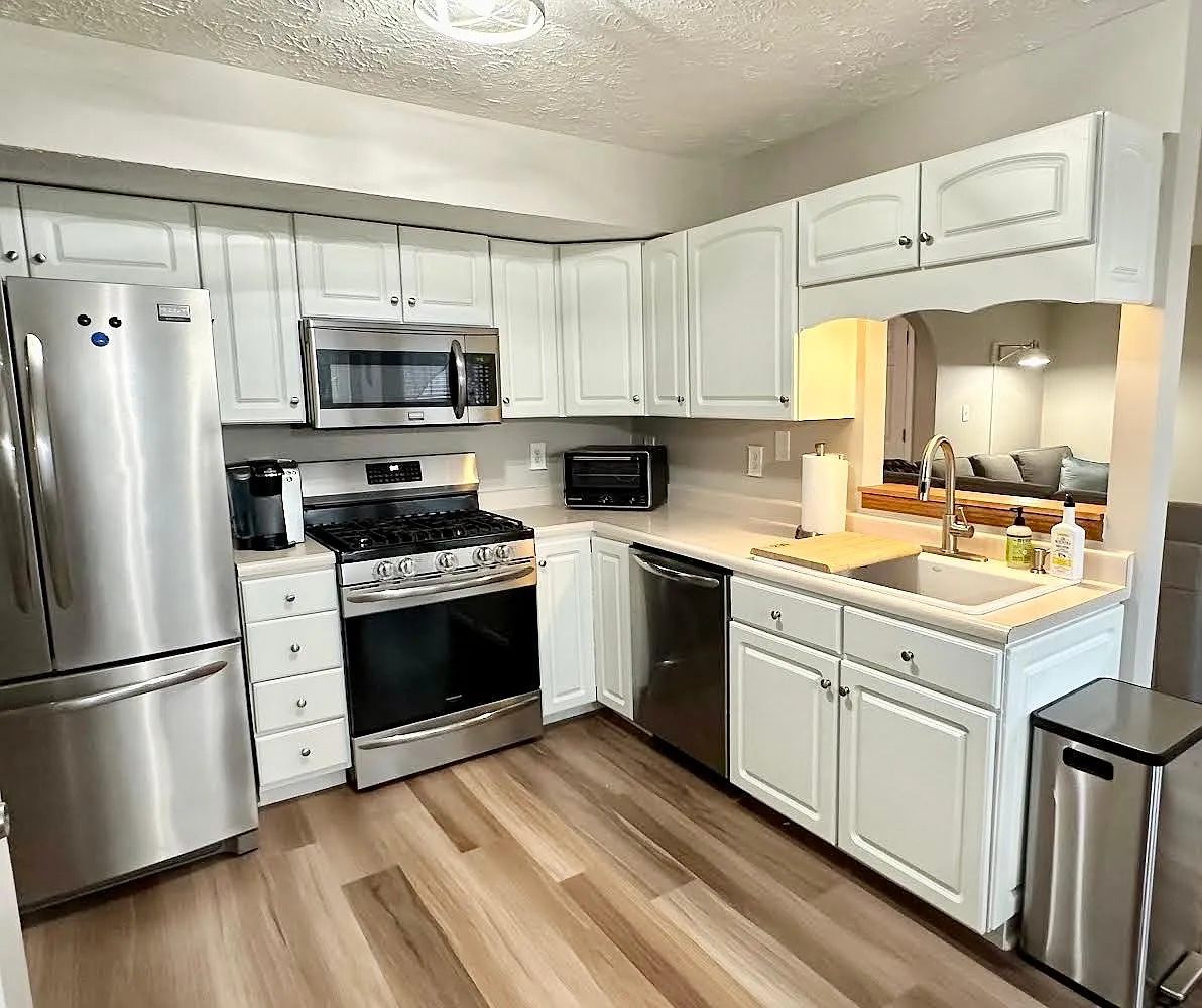 3 bed, 2.5 bath, 2046 sqft, $4,500 — Photo 3