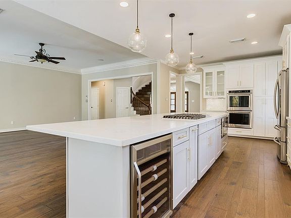 4th image of 15430 Walkwood Dr