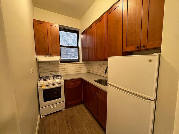 2nd image of 1240 Lexington Ave APT 21