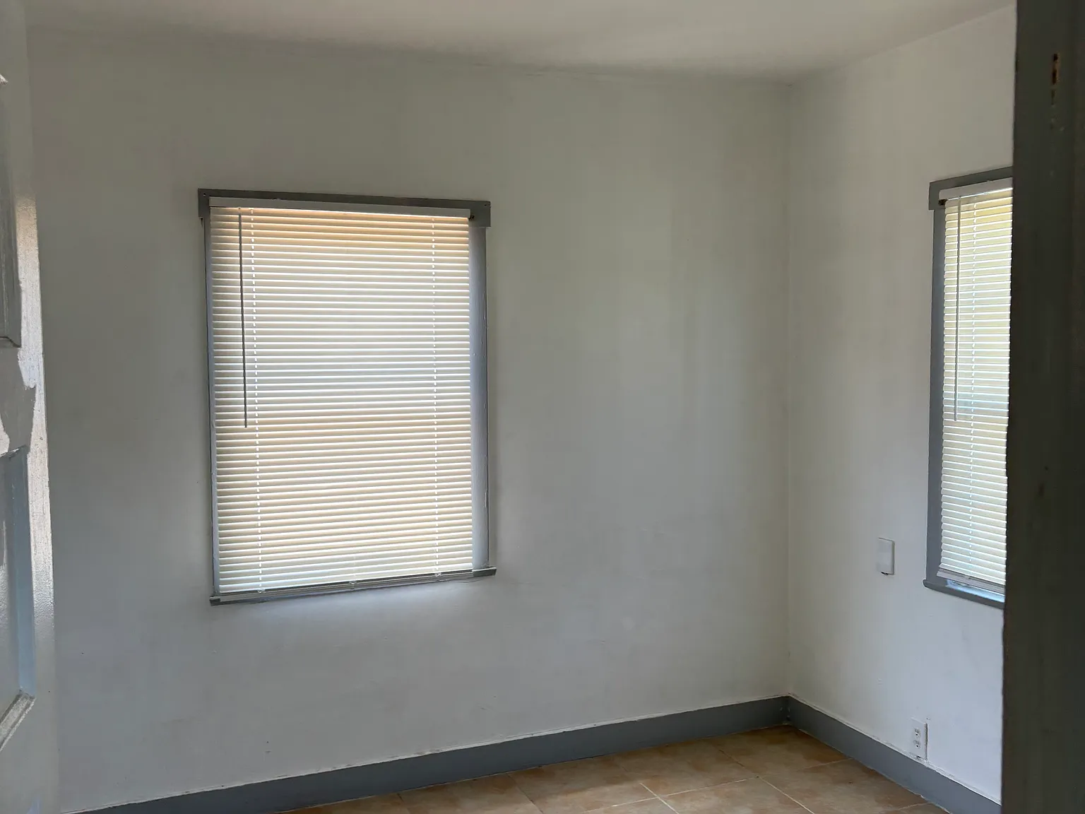 137 N Marshall Ct — Photo 2