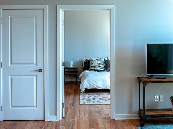 4th image of 2007 Hope St #206