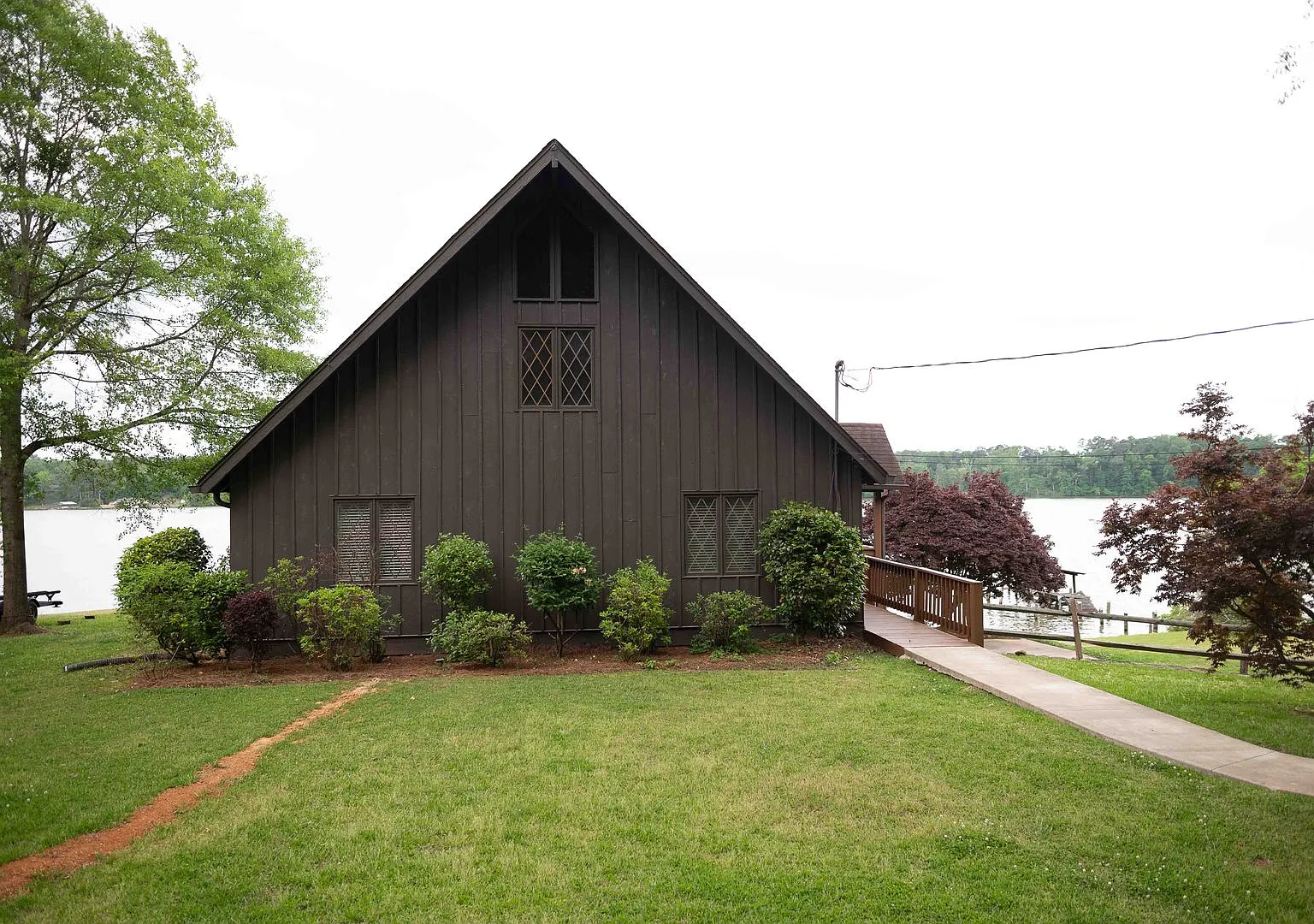 Waterfront Bliss in Rainbow City Alabama — Photo 3