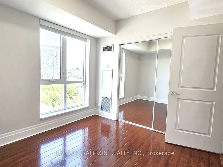 39 Upper Duke Cres #604 — Photo 10