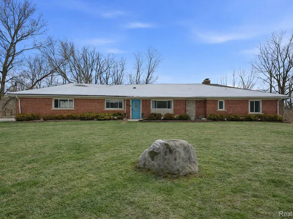 29750 Bristol Ln, Bingham Farms, MI 48025