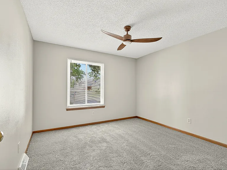 739 SE Country Ln — Photo 16