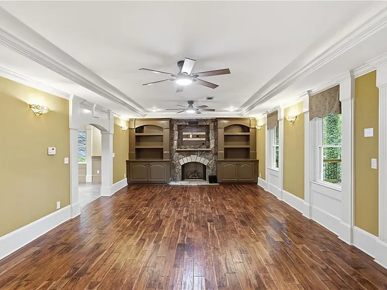 4563 Fountain Dr NE — Photo 30