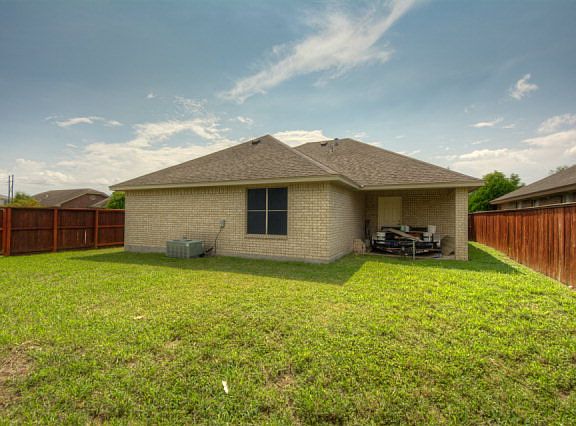3rd image of 2251 El Arroyo St
