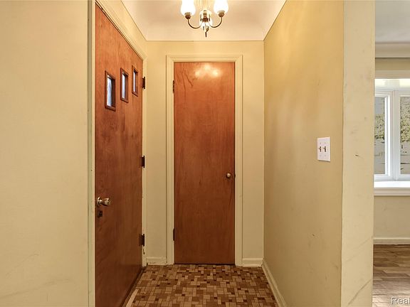 4th image of 1001 S Brown St