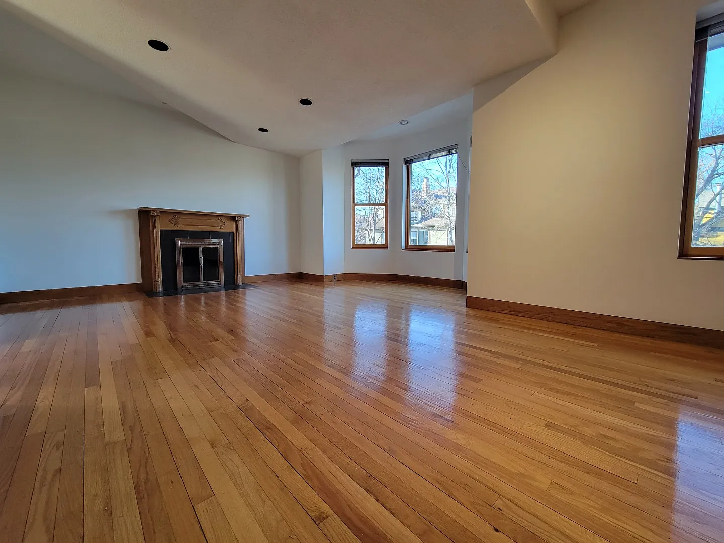 Charming Vintage Second Floor Duplex with In-Unit Laundry in Heart of Oak Park — Photo 3