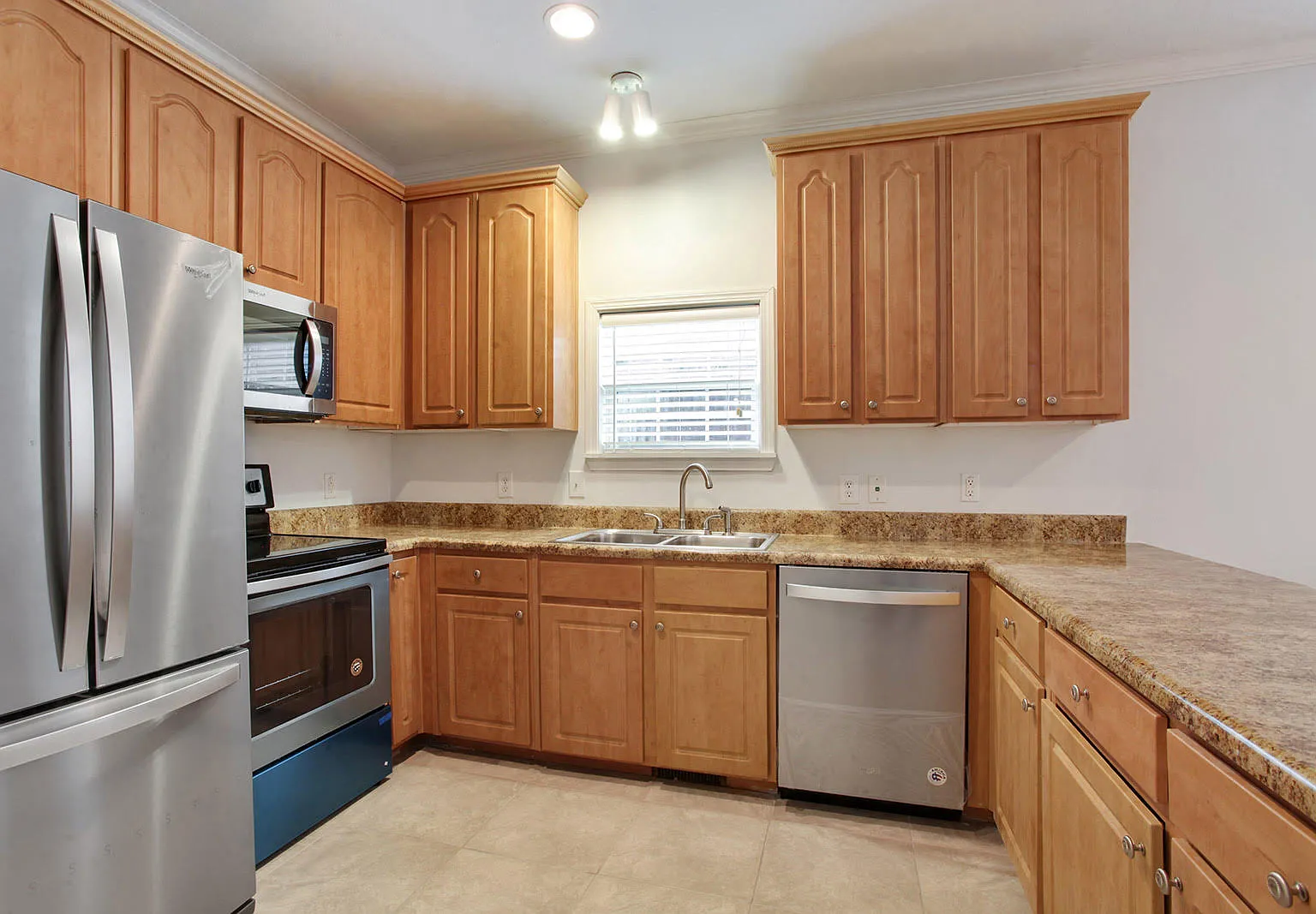 3 bed, 1379 sqft, $1,995 — Photo 3
