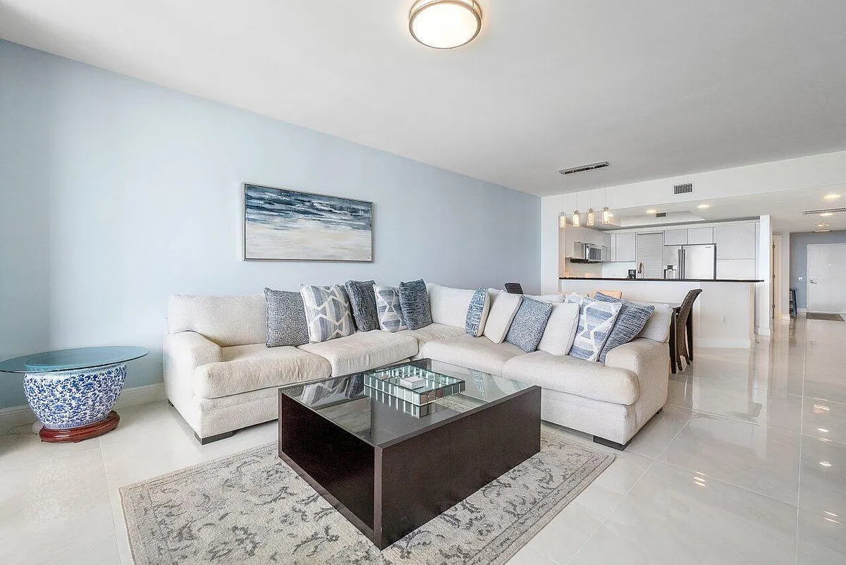 Building Photo - 2650 Lake Shore Dr #1003