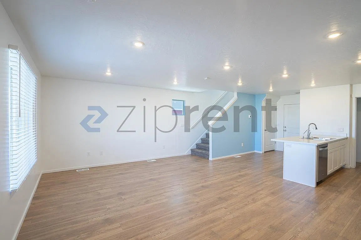 3 bed, 1399 sqft, $2,300 — Photo 3