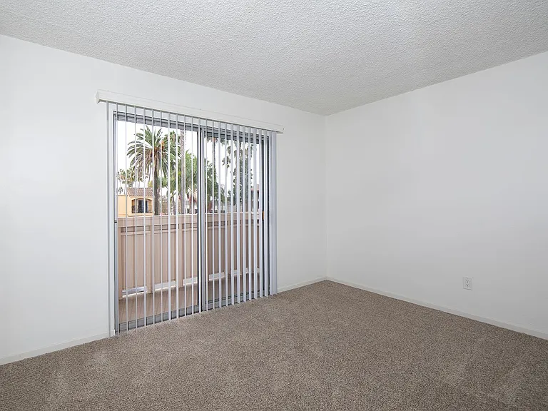 Emerald Manor Apartments — Photo 18