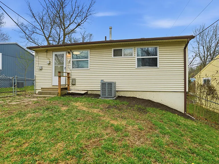 1108 NE 46th Ter — Photo 16