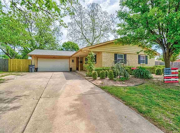 2nd image of 301 NW Parkwood Pl