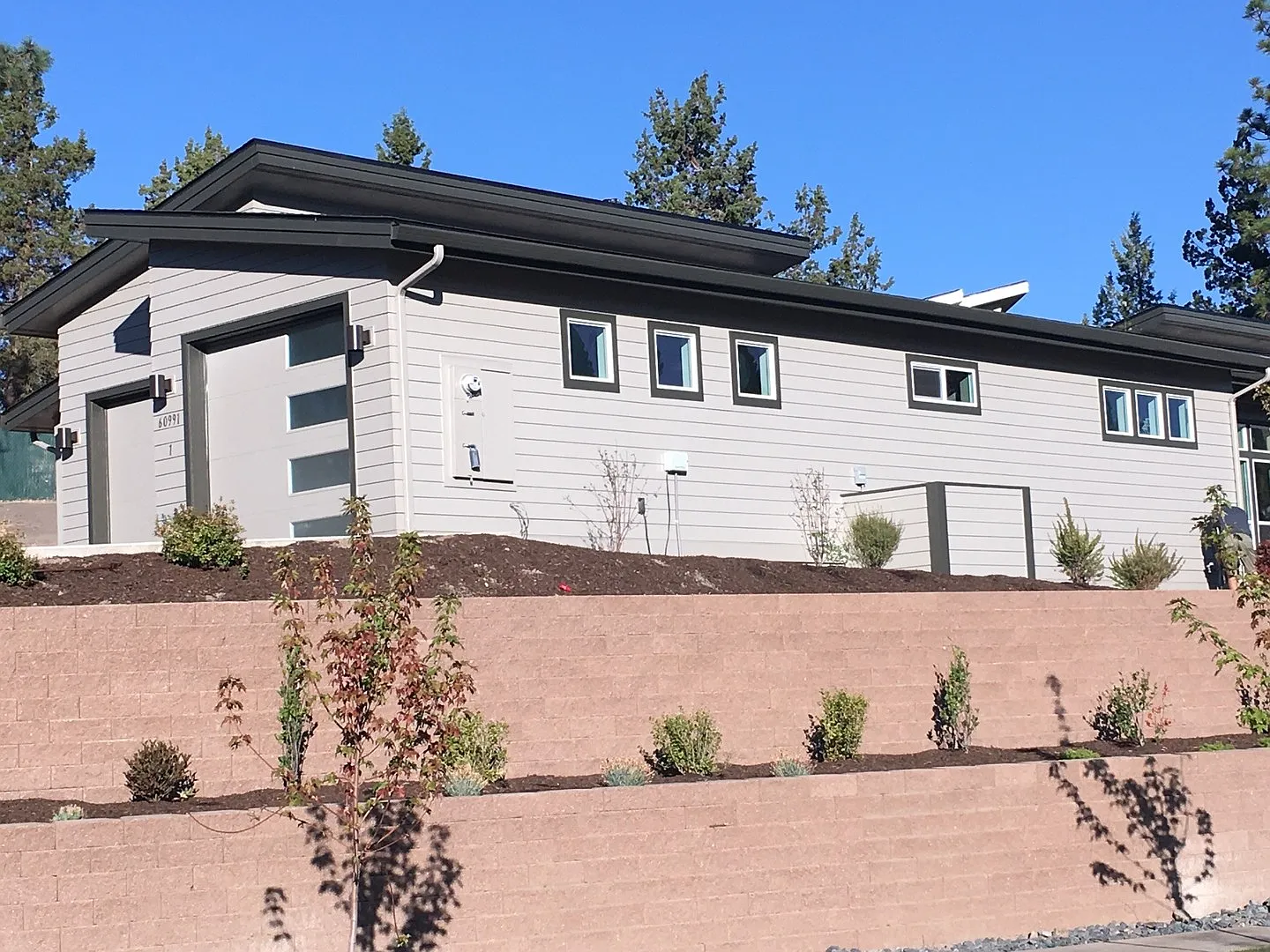 3 Bedroom / 2 Bathroom Home in SE Bend — Photo 1
