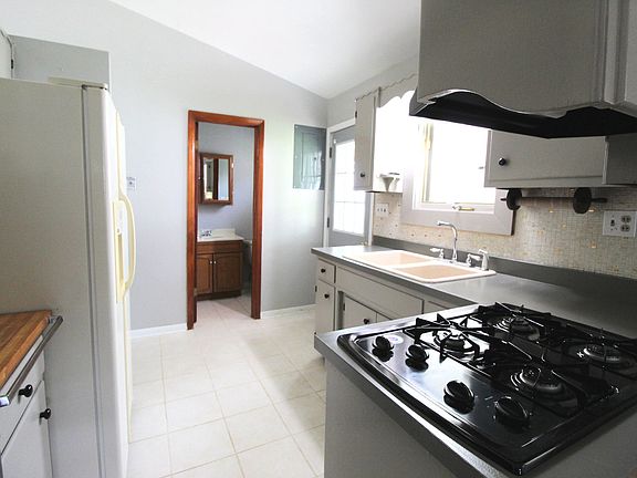 4th image of 557 Evergreen Ln