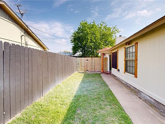 4th image of 3805 Daniels Dr