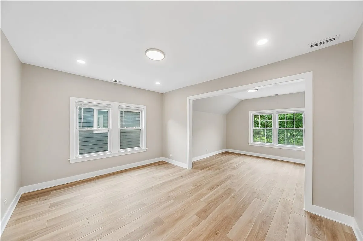 2 bed, 1100 sqft, $2,575 — Photo 3
