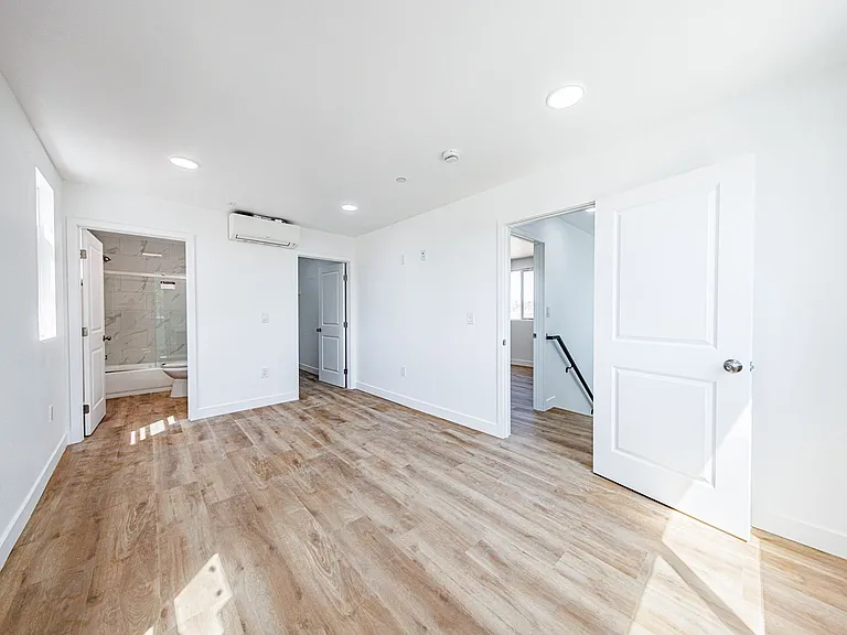 Huge 2, 3 & 4 Bed 2026 Townhomes — Photo 111
