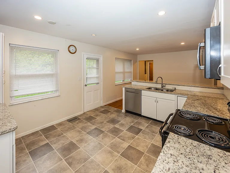 628 Ash Dr — Photo 8