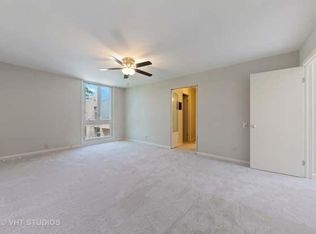 12 Oak Tree Ct, Elmhurst, IL 60126