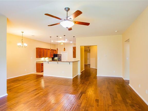 3rd image of 142 Justin Leonard Dr