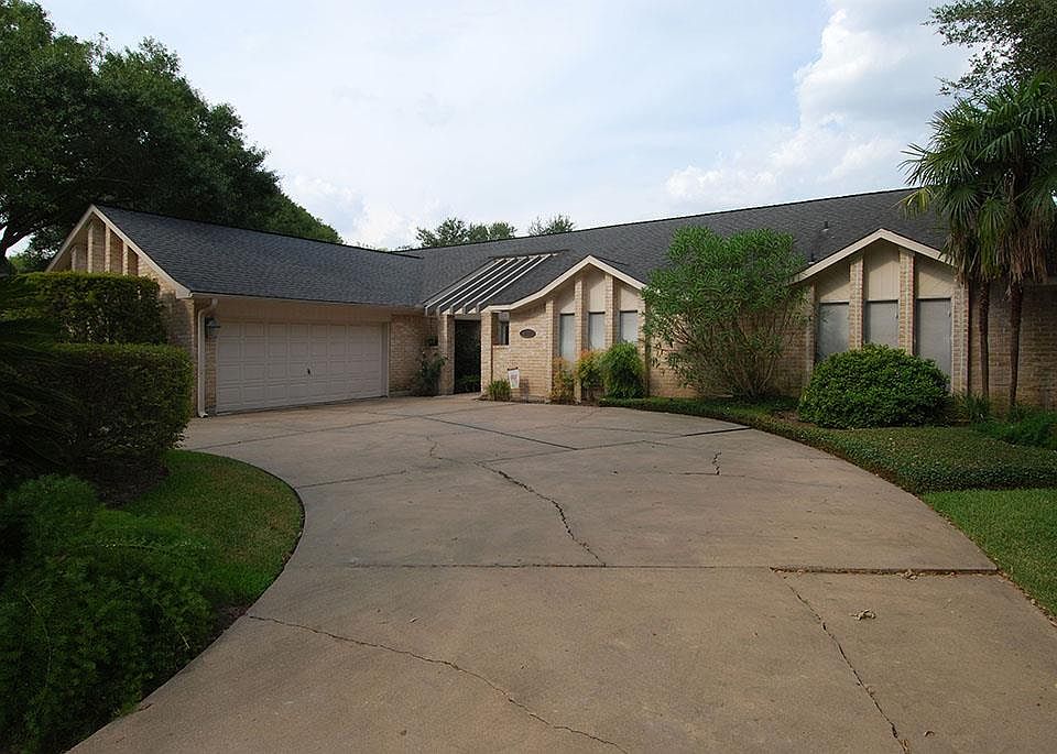 1st image of 3907 Panorama Dr