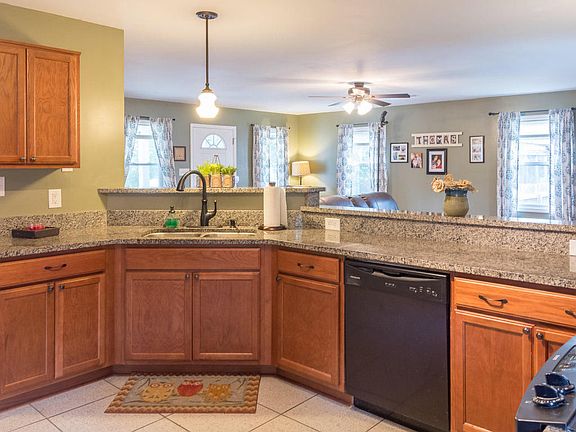 5th image of 125 Limehouse Dr