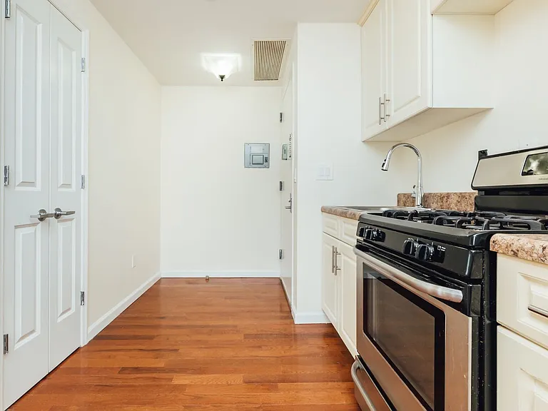 263 Evergreen Ave #3F — Photo 1