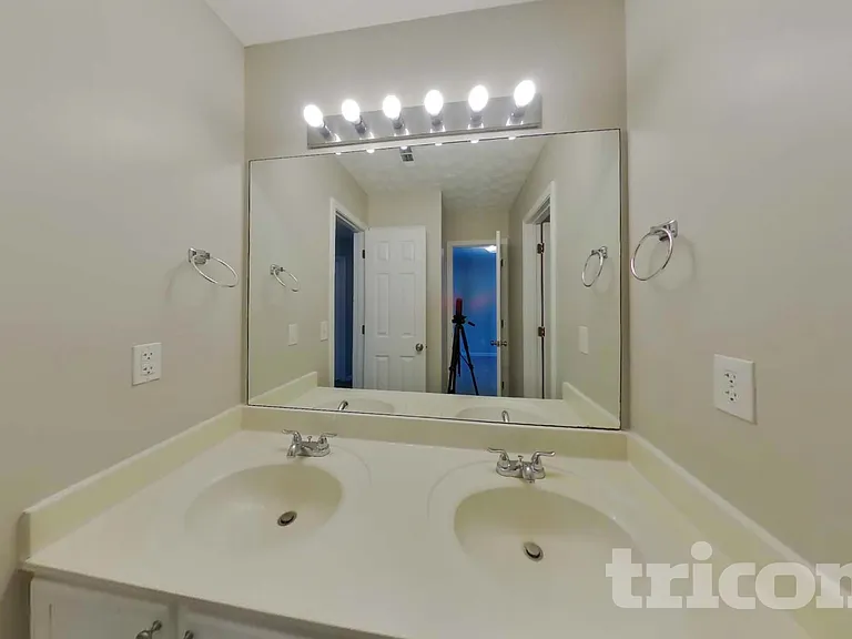 417 Carrie Ct — Photo 16