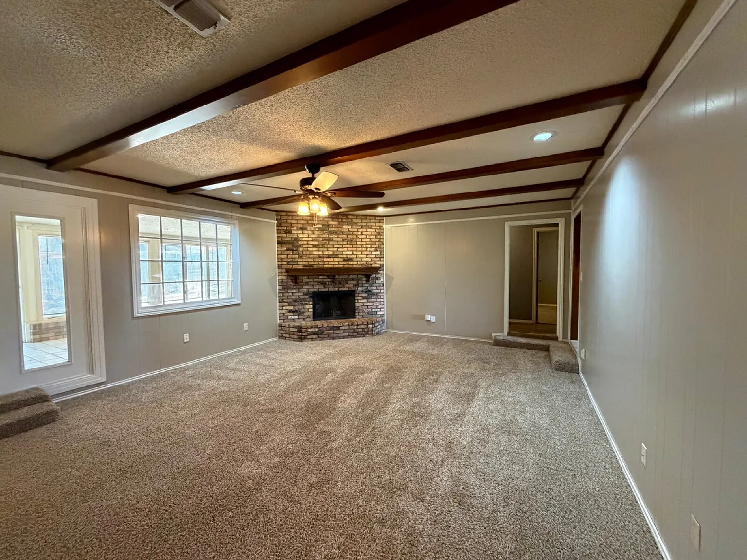 3 bed, 2.0 bath, 2120 sqft, $1,695 — Photo 3
