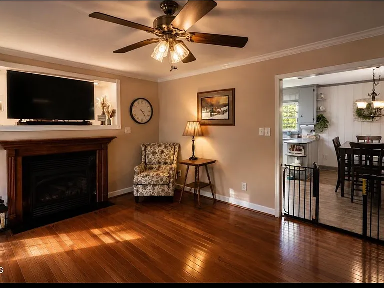 Living room with gas fireplace~