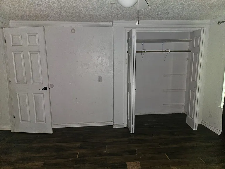 907 Neches St — Photo 16