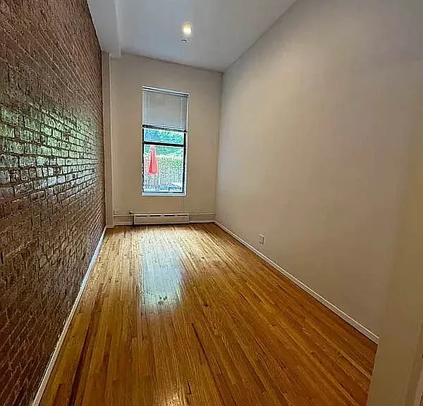 370 W 46th St #R — Photo 6