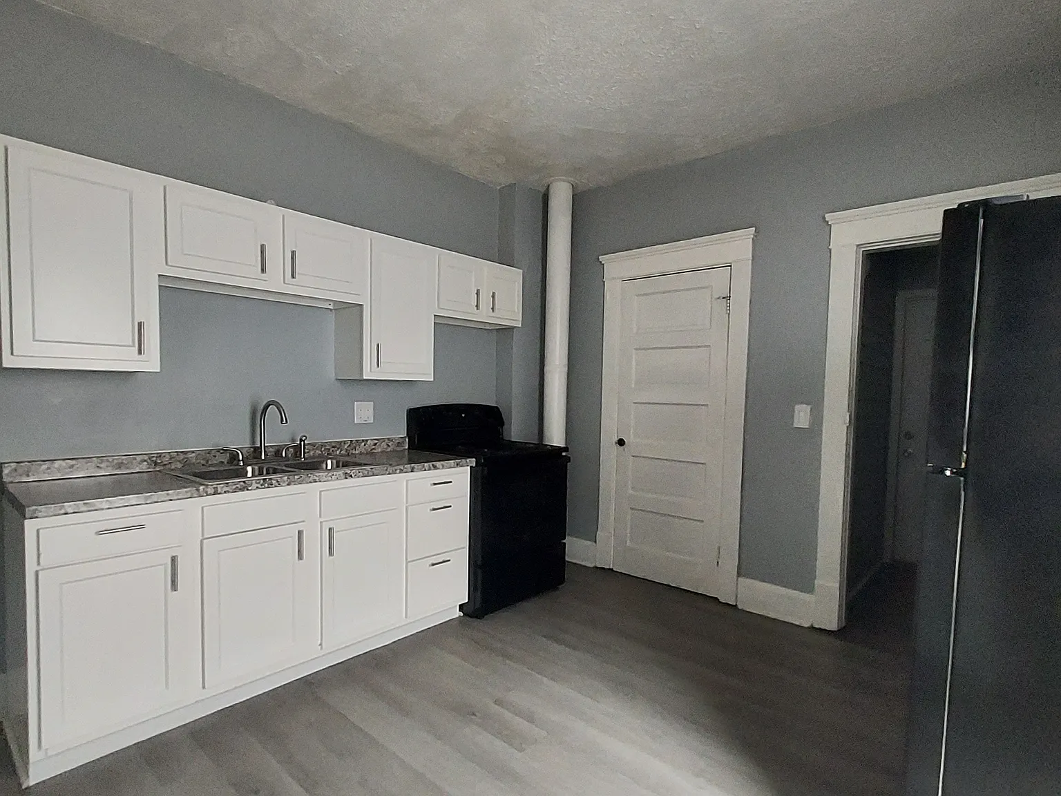 3 Bedroom, 1.5 Bathroom Apartment — Photo 3