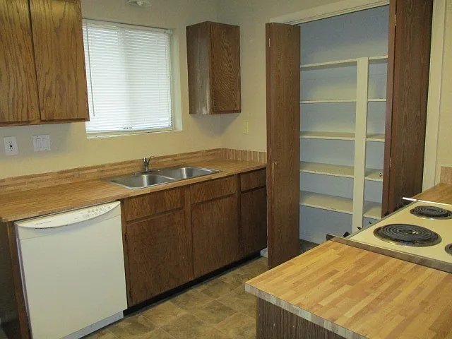 431 E Fiddlers Canyon Rd — Photo 2