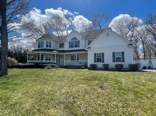 10 Daffodil Ln, Lake Grove, NY 11755